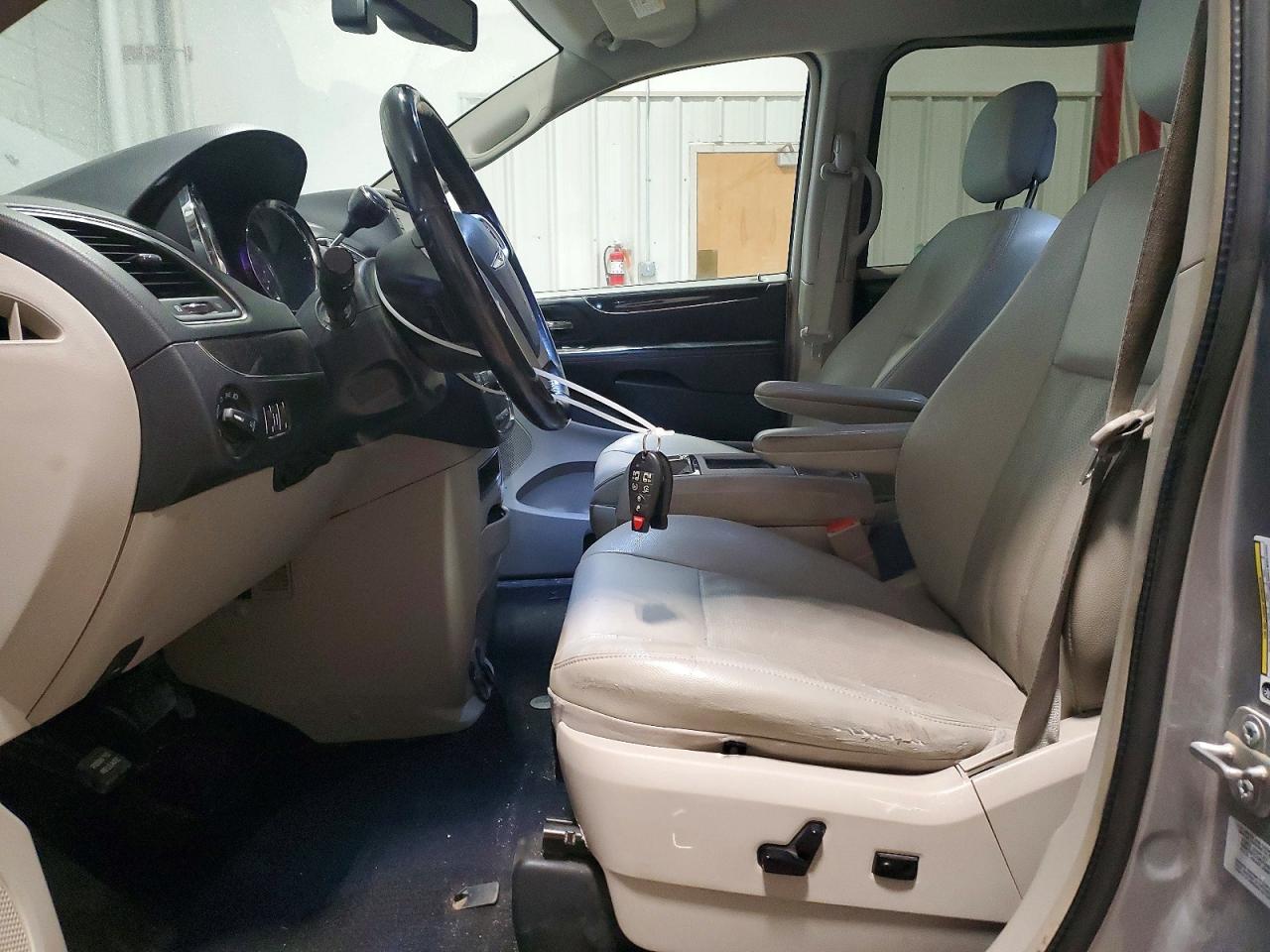 2015 CHRYSLER TOWN & COUNTRY TOURING L photo 13