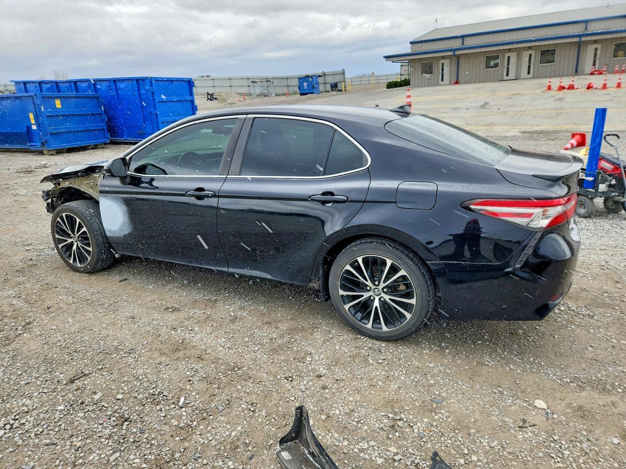 2019 TOYOTA CAMRY SE photo 4