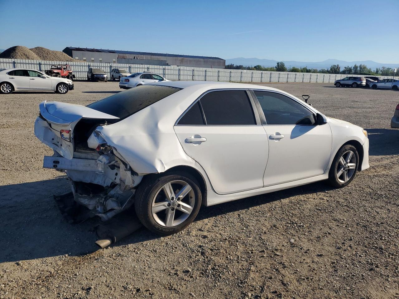 2014 TOYOTA CAMRY SE photo 5