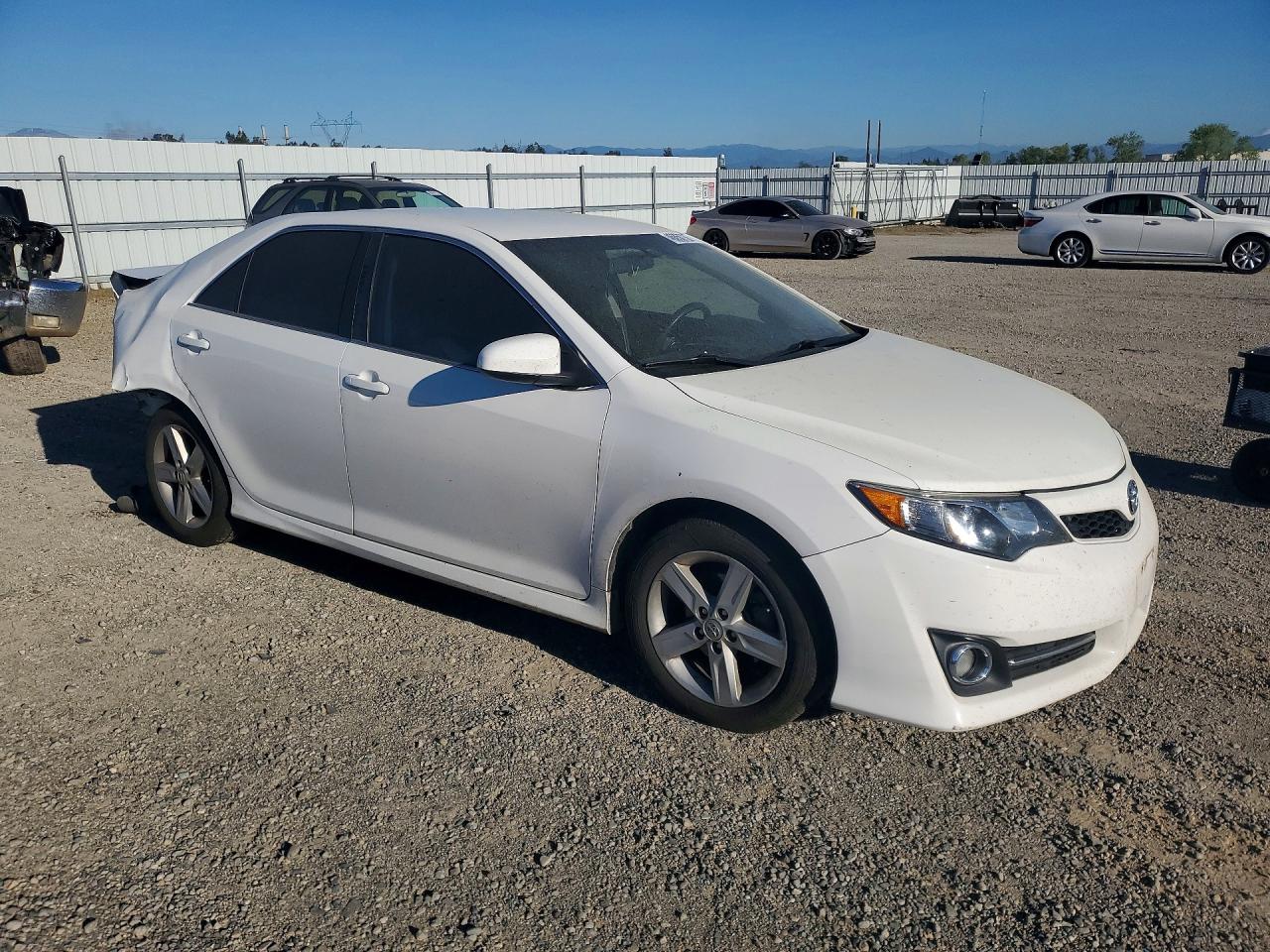 2014 TOYOTA CAMRY SE photo 7