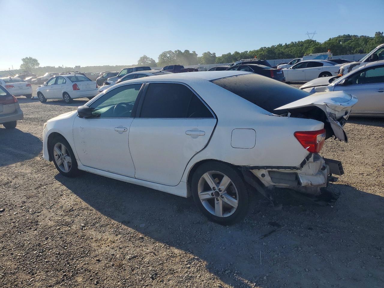 2014 TOYOTA CAMRY SE photo 3