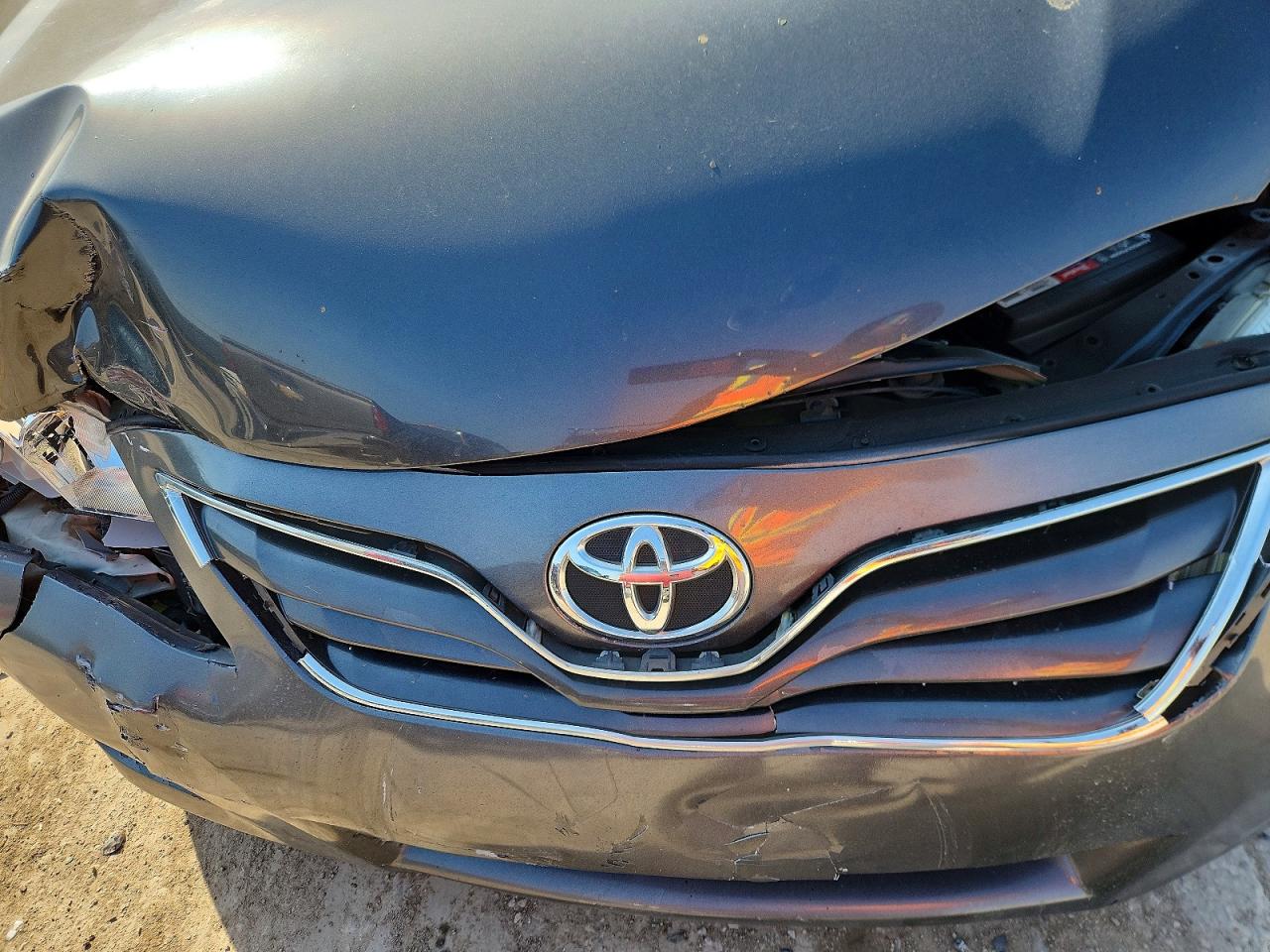 2010 TOYOTA CAMRY LE photo 11