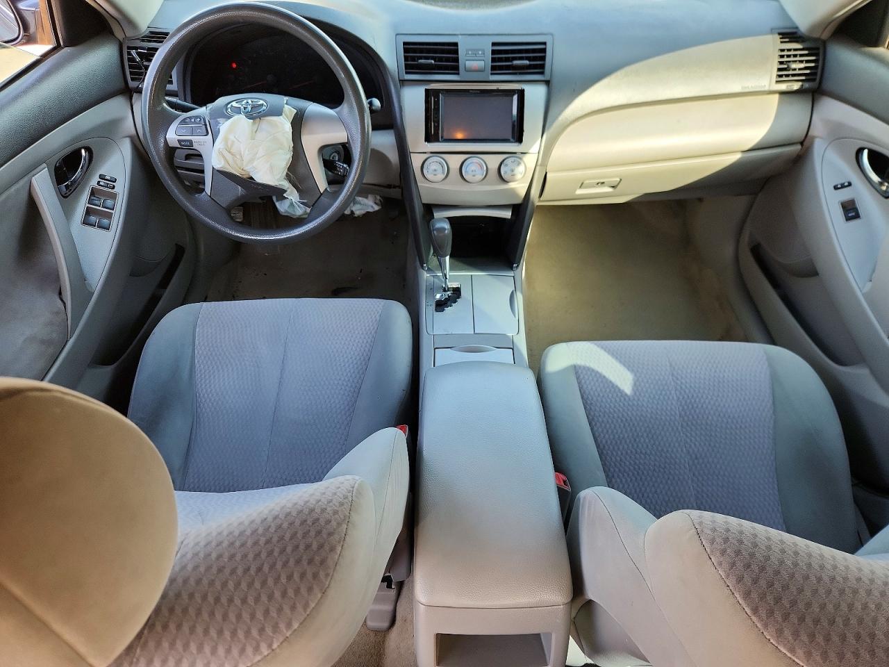 2010 TOYOTA CAMRY LE photo 8