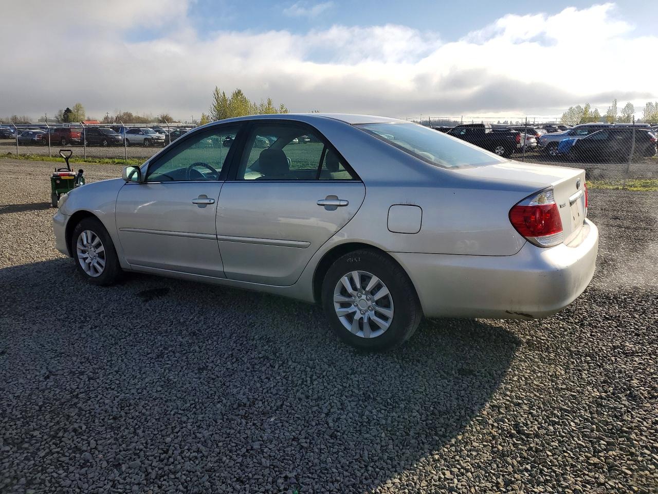 2006 TOYOTA CAMRY LE photo 3