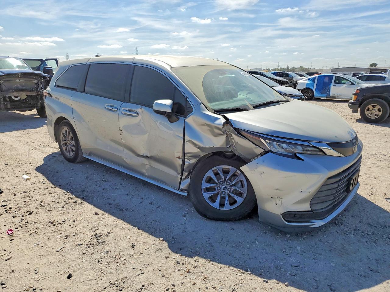 2022 TOYOTA SIENNA LE 8-PASSENGER photo 4