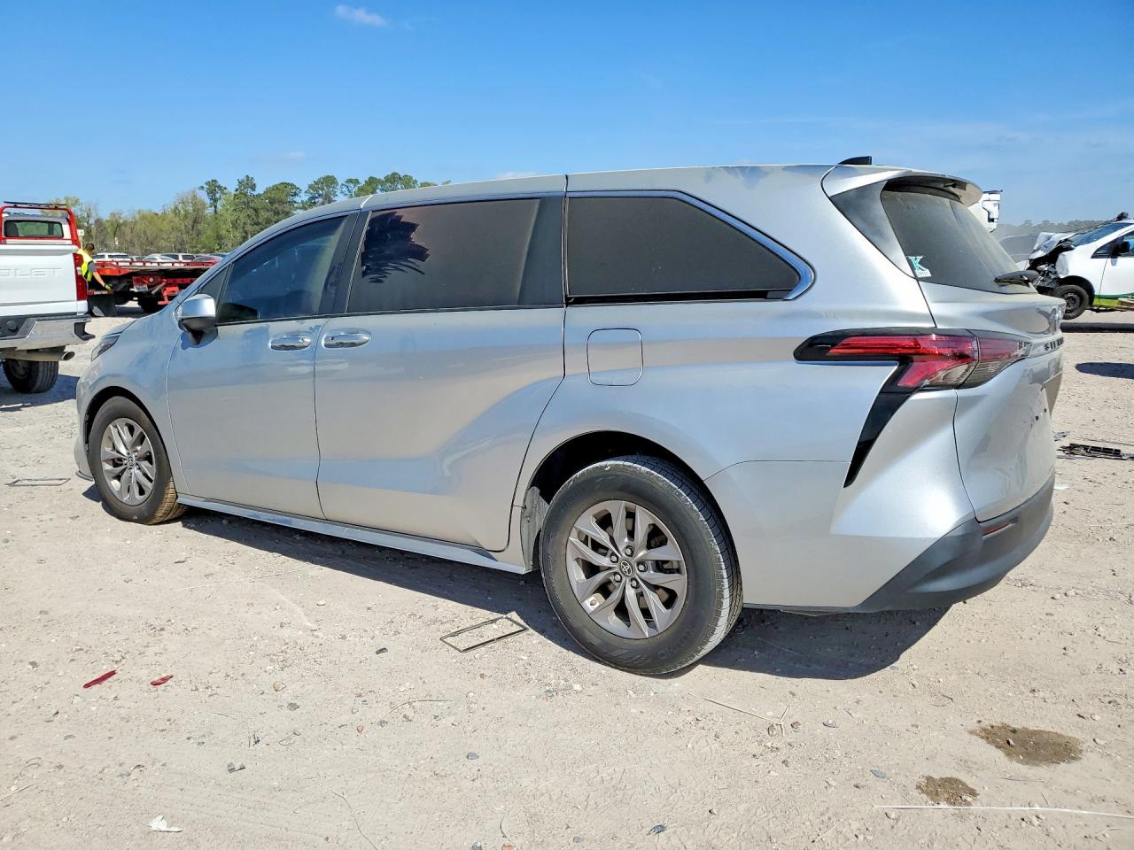 2022 TOYOTA SIENNA LE 8-PASSENGER photo 2