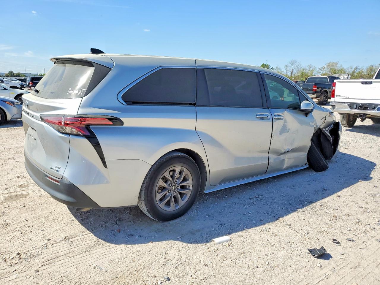 2022 TOYOTA SIENNA LE 8-PASSENGER photo 3