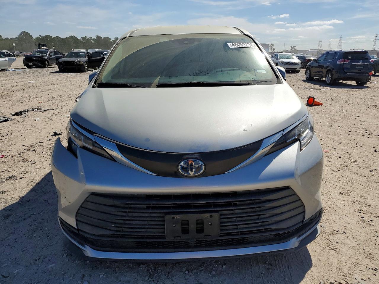 2022 TOYOTA SIENNA LE 8-PASSENGER photo 5