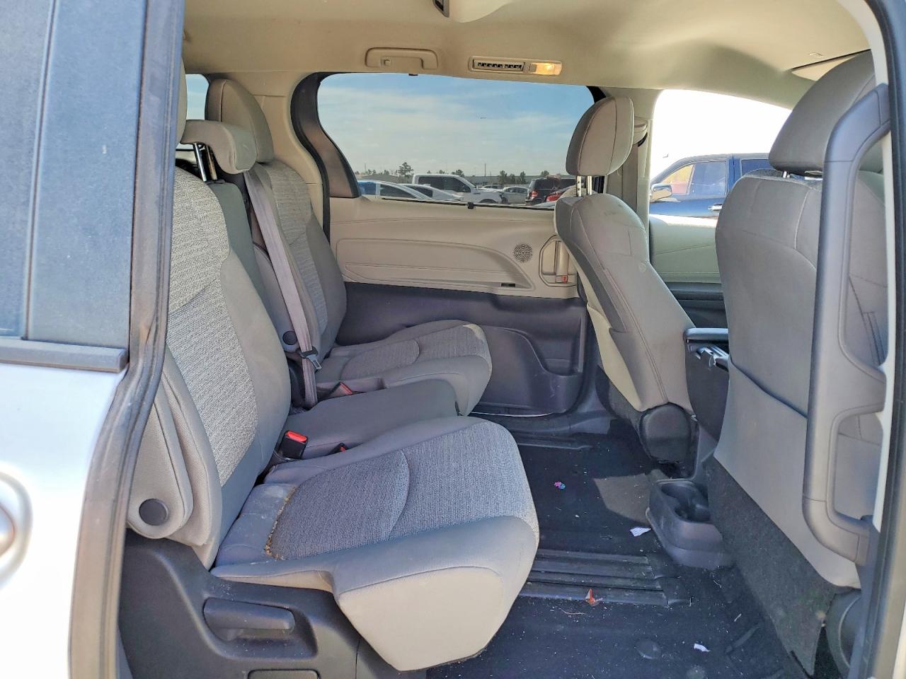 2022 TOYOTA SIENNA LE 8-PASSENGER photo 11