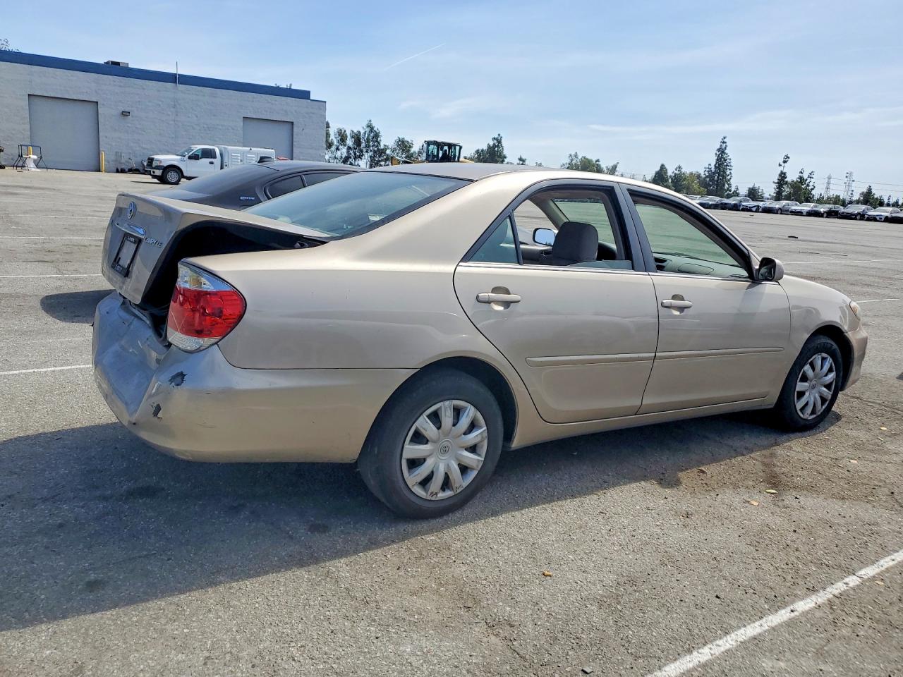2005 TOYOTA CAMRY LE photo 3