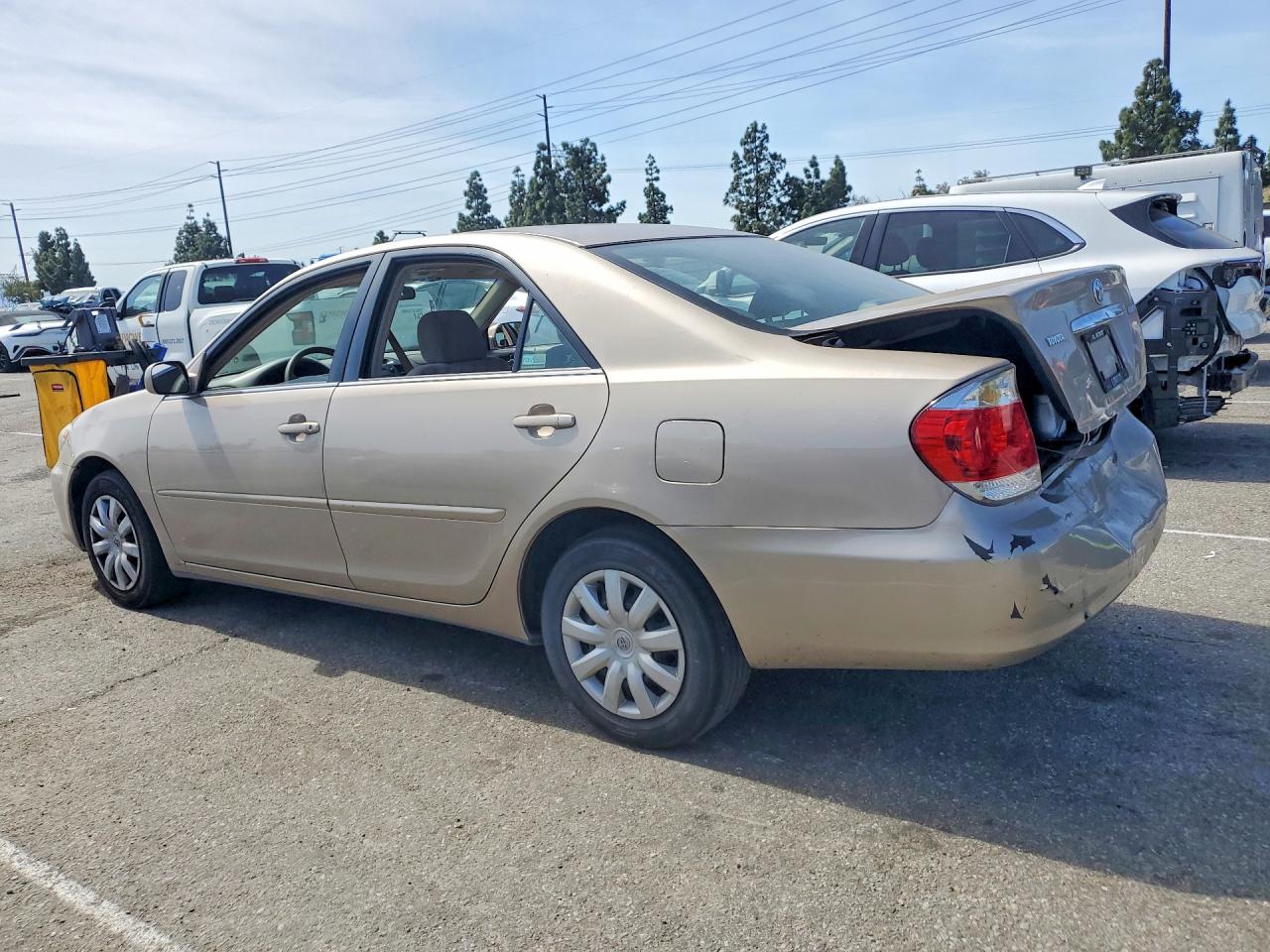 2005 TOYOTA CAMRY LE photo 2