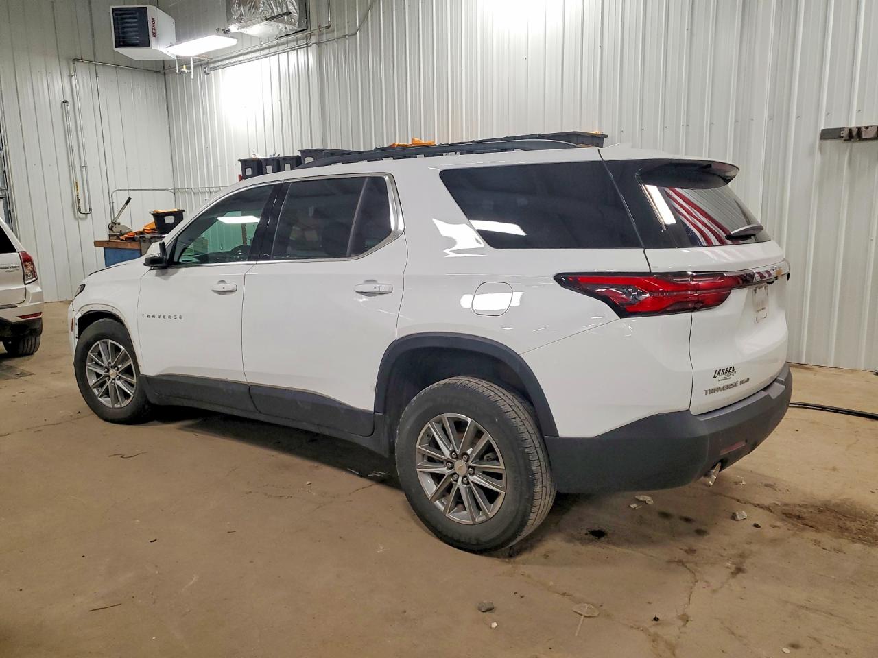 2023 CHEVROLET TRAVERSE LT photo 2