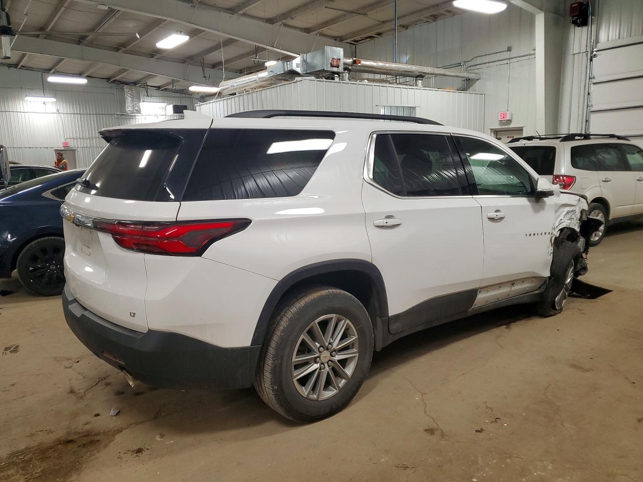 2023 CHEVROLET TRAVERSE LT photo 3