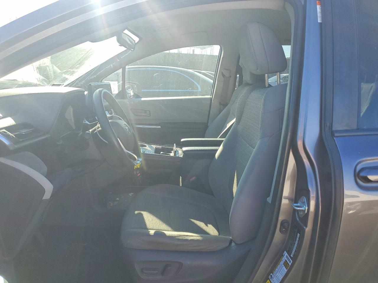 2021 TOYOTA SIENNA LE 8-PASSENGER photo 7