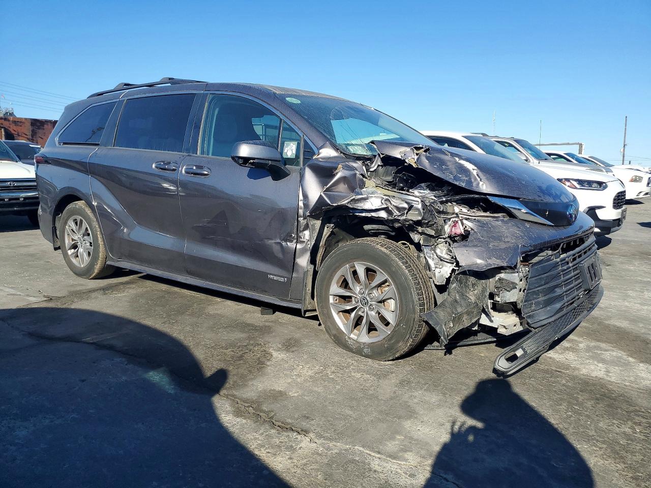2021 TOYOTA SIENNA LE 8-PASSENGER photo 4