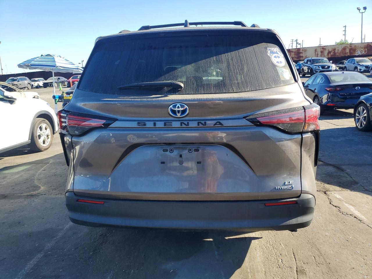 2021 TOYOTA SIENNA LE 8-PASSENGER photo 6