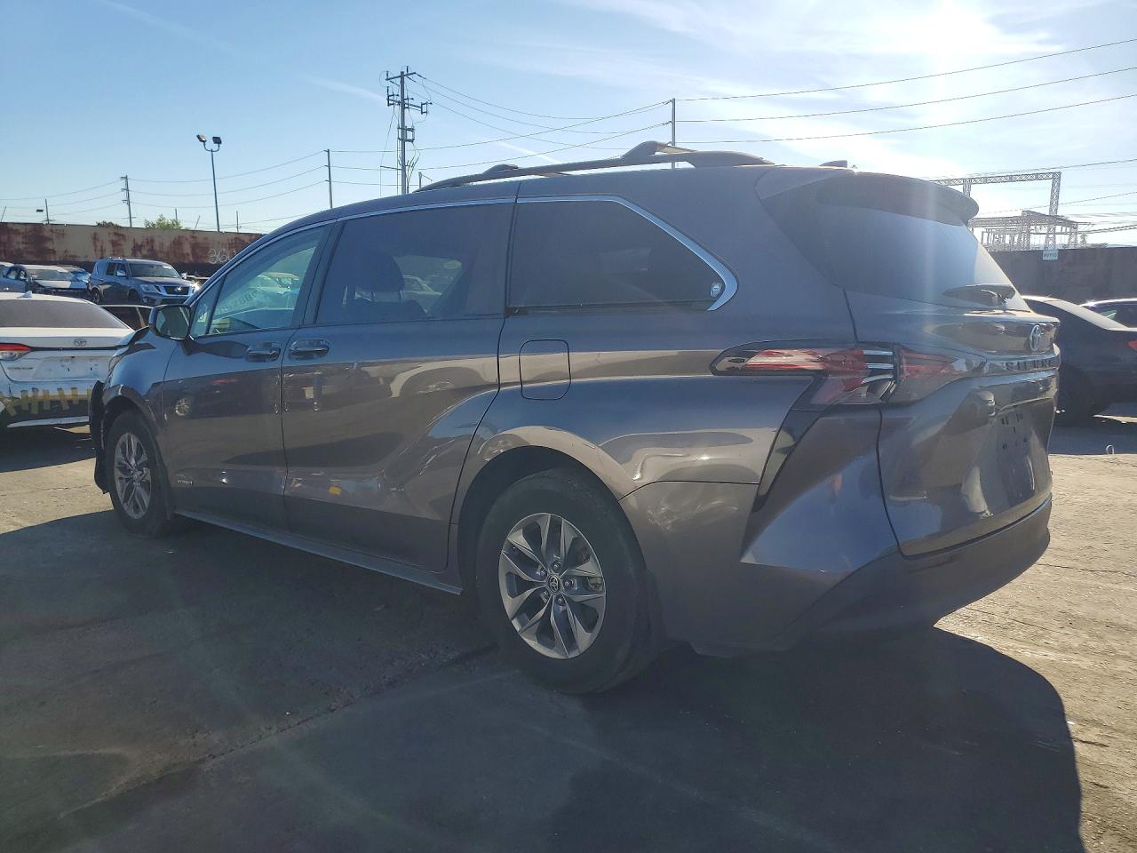 2021 TOYOTA SIENNA LE 8-PASSENGER photo 2