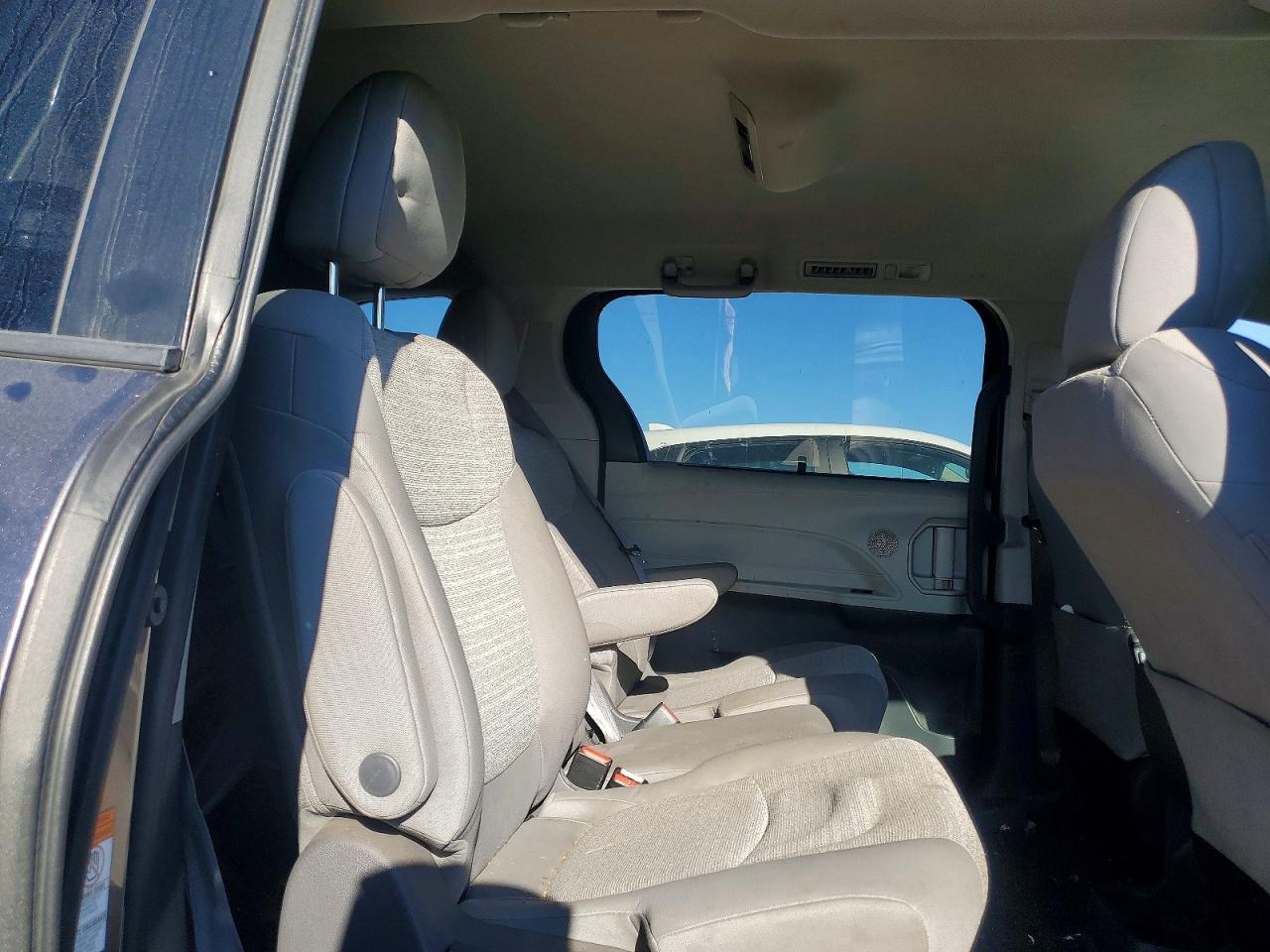 2021 TOYOTA SIENNA LE 8-PASSENGER photo 10