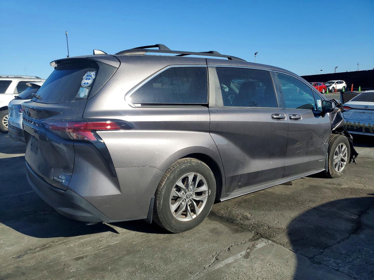 2021 TOYOTA SIENNA LE 8-PASSENGER photo 3