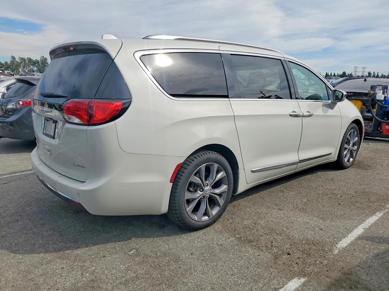 2019 CHRYSLER PACIFICA LIMITED photo 5