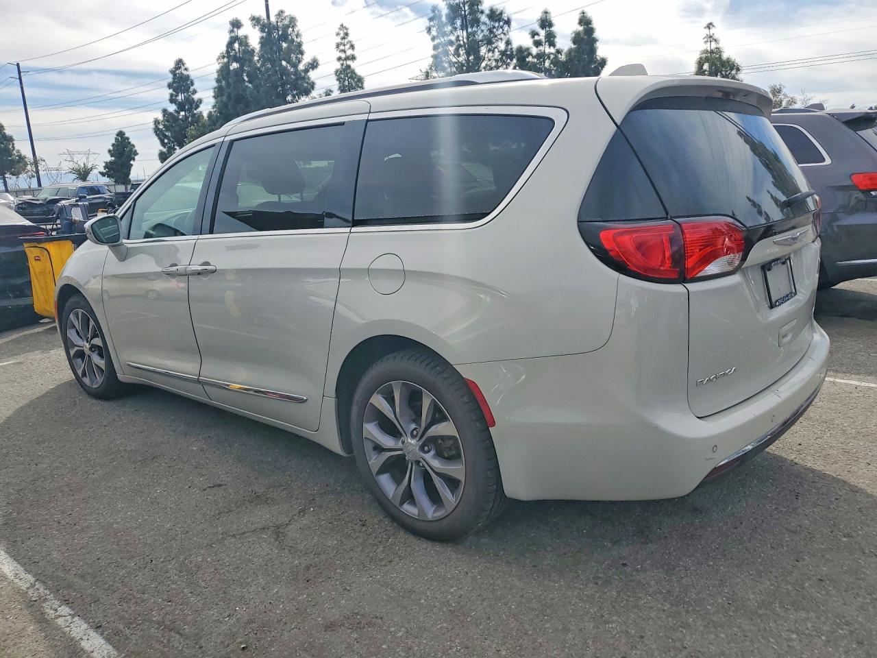 2019 CHRYSLER PACIFICA LIMITED photo 3
