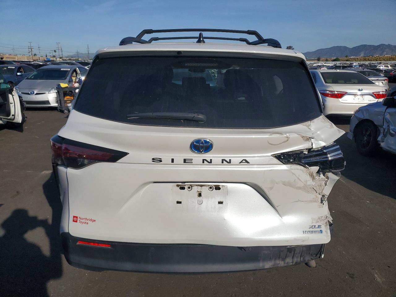 2022 TOYOTA SIENNA XLE 7-PASSENGER photo 6