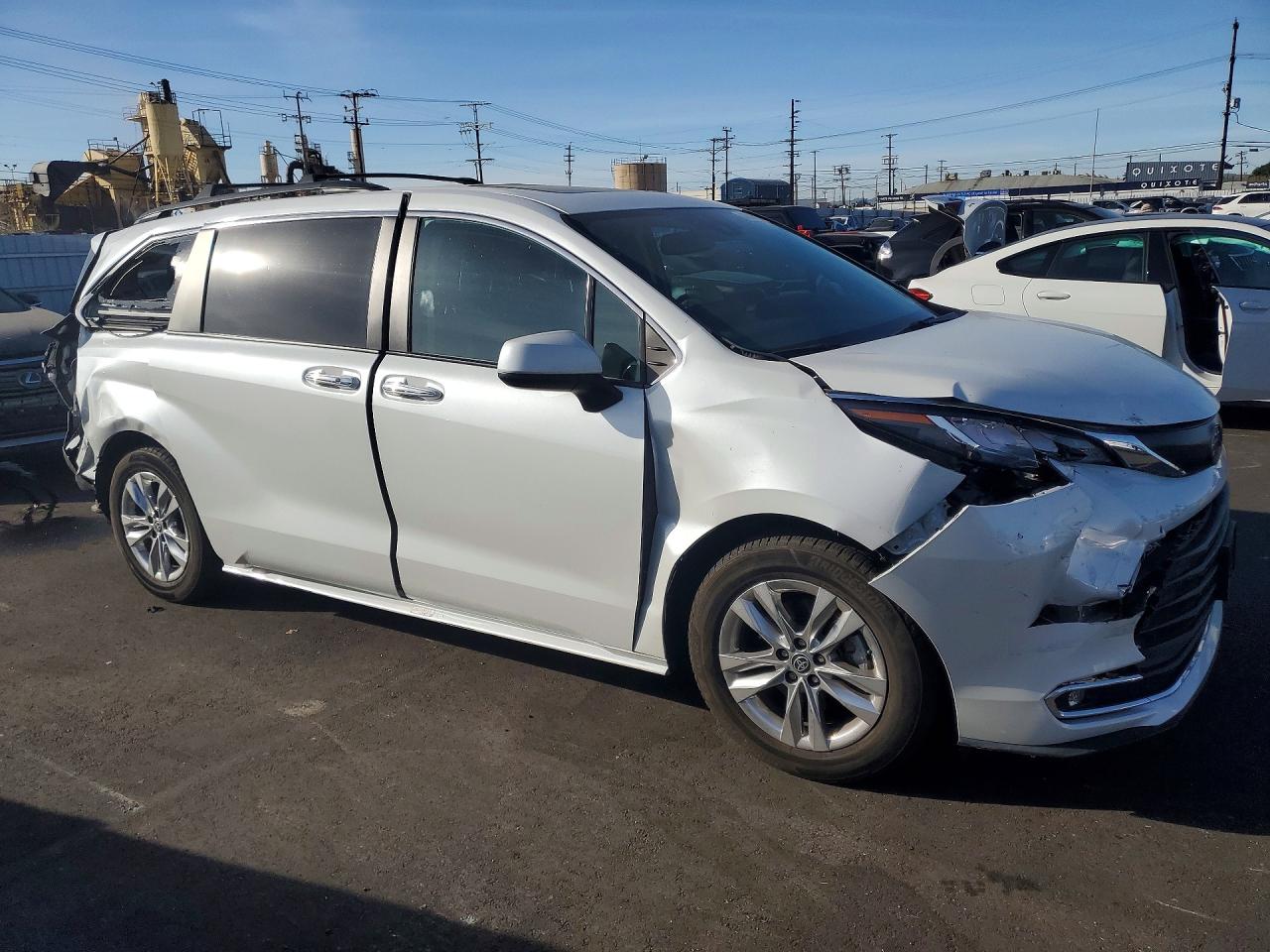 2022 TOYOTA SIENNA XLE 7-PASSENGER photo 4