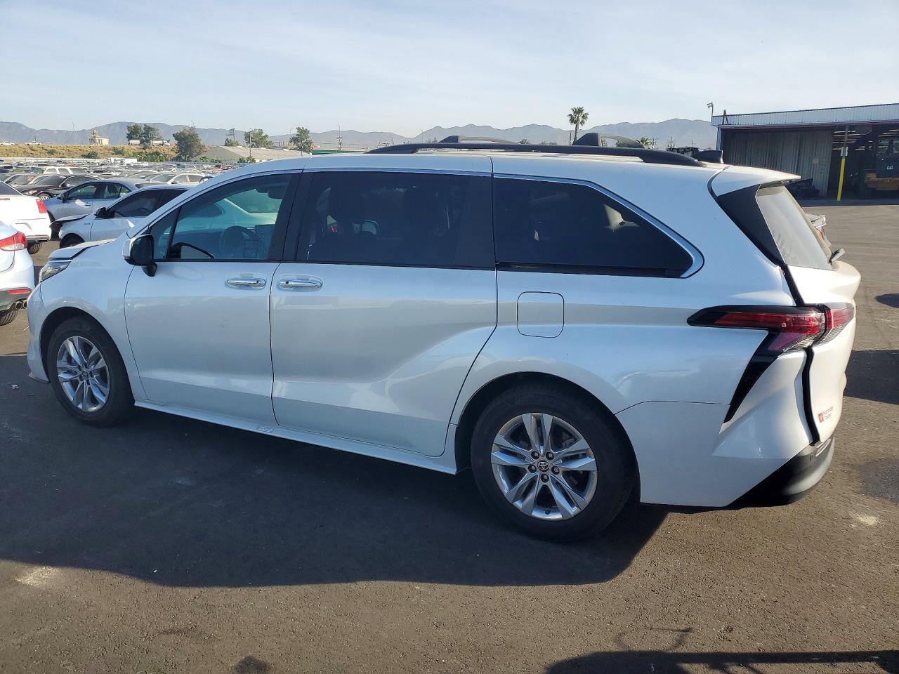 2022 TOYOTA SIENNA XLE 7-PASSENGER photo 2