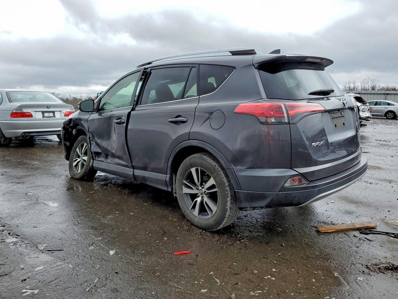 2018 TOYOTA RAV4 XLE photo 4