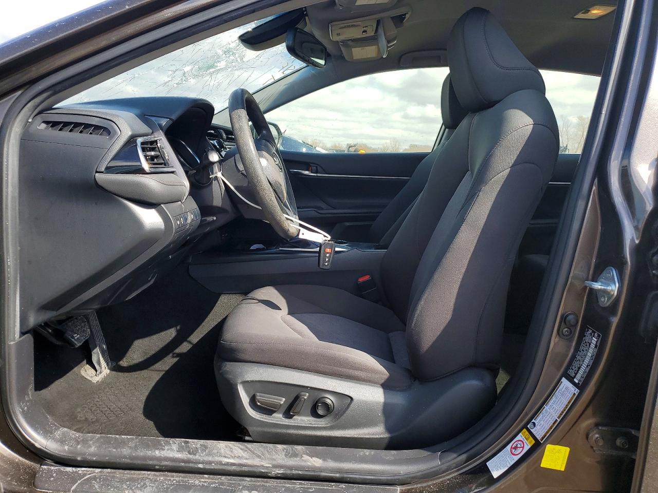 2018 TOYOTA CAMRY LE photo 7