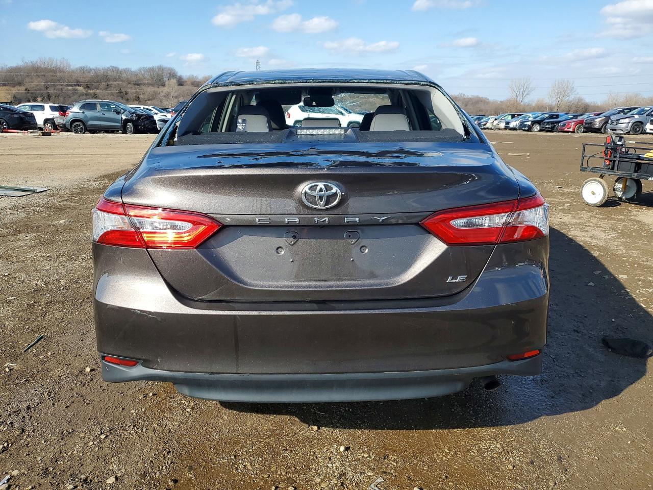 2018 TOYOTA CAMRY LE photo 6