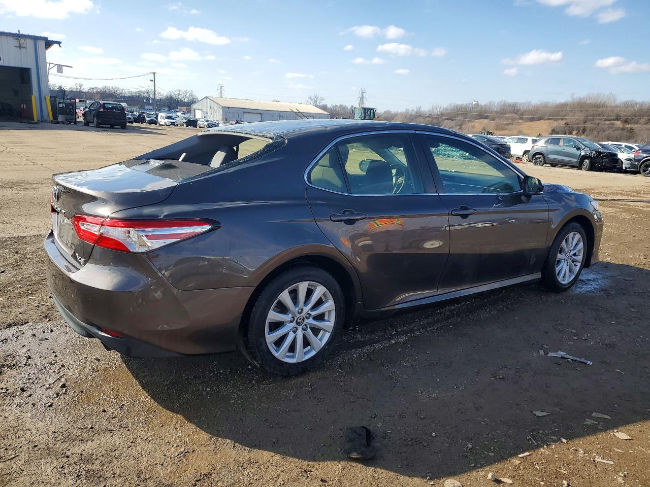 2018 TOYOTA CAMRY LE photo 3