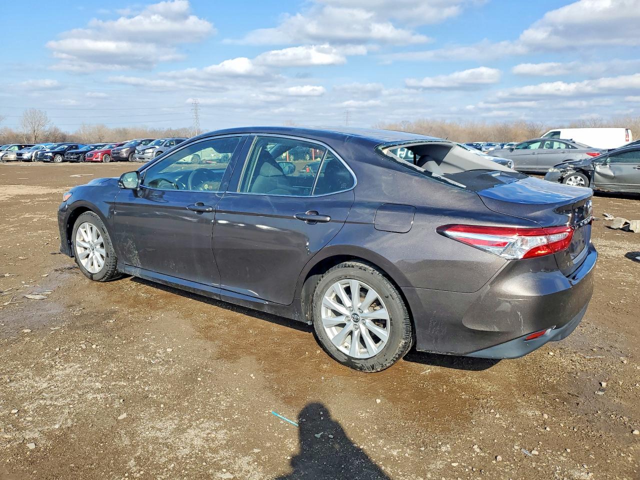 2018 TOYOTA CAMRY LE photo 2