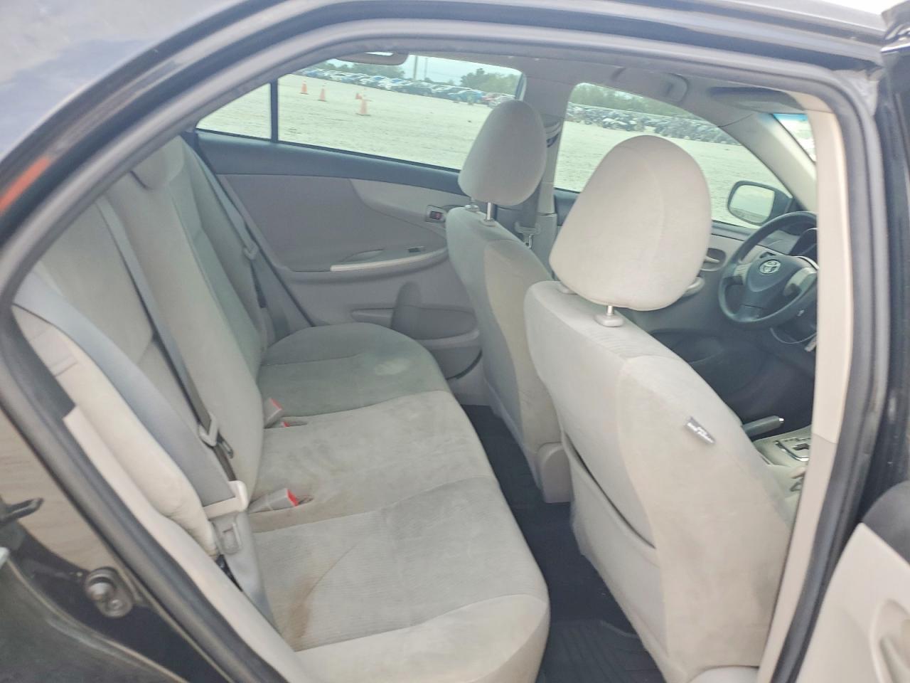 2013 TOYOTA COROLLA LE photo 19