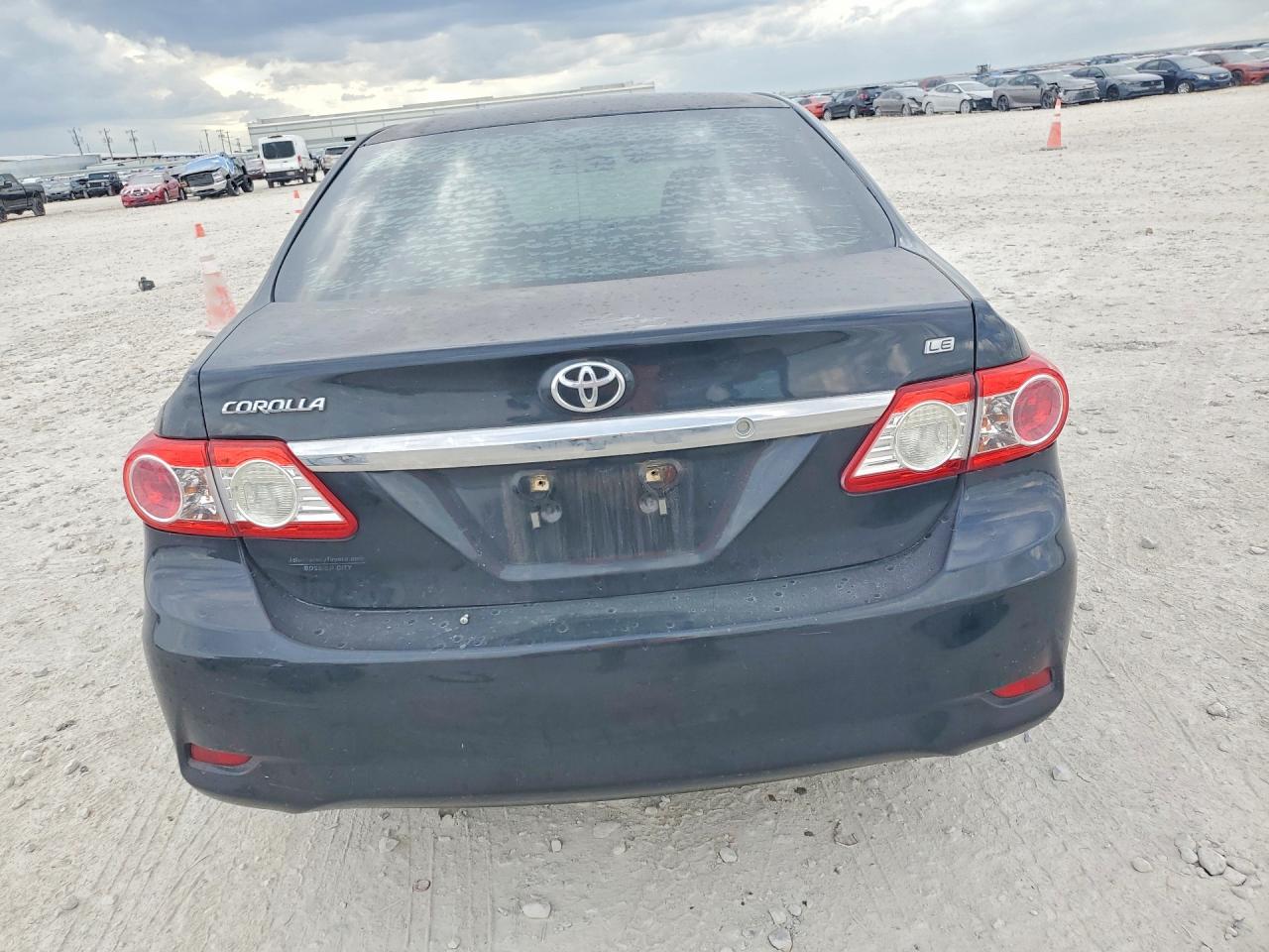2013 TOYOTA COROLLA LE photo 11