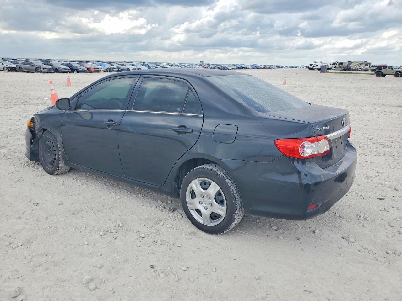 2013 TOYOTA COROLLA LE photo 3