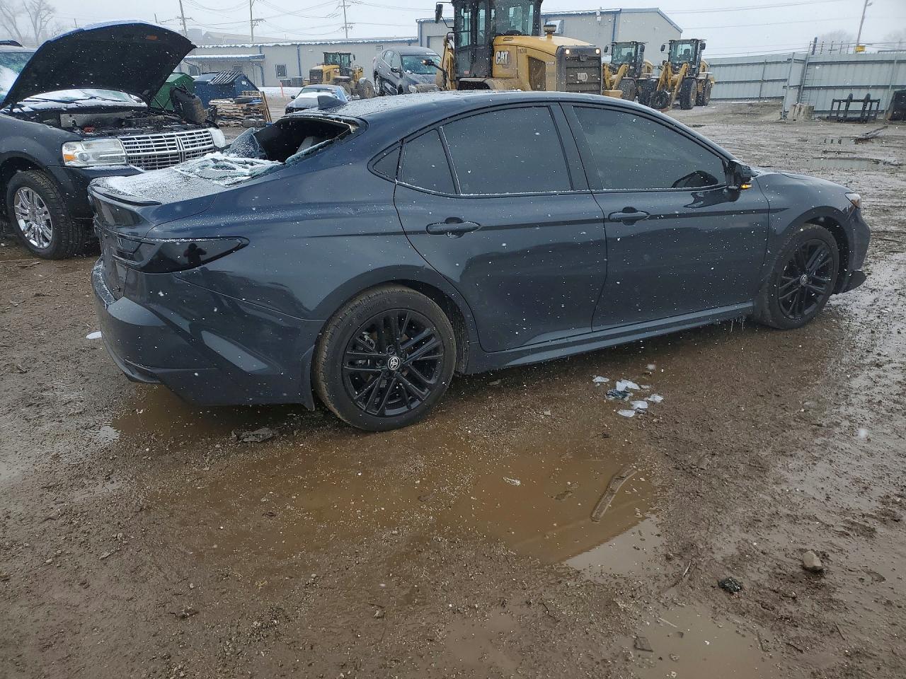 2025 TOYOTA CAMRY SE photo 3
