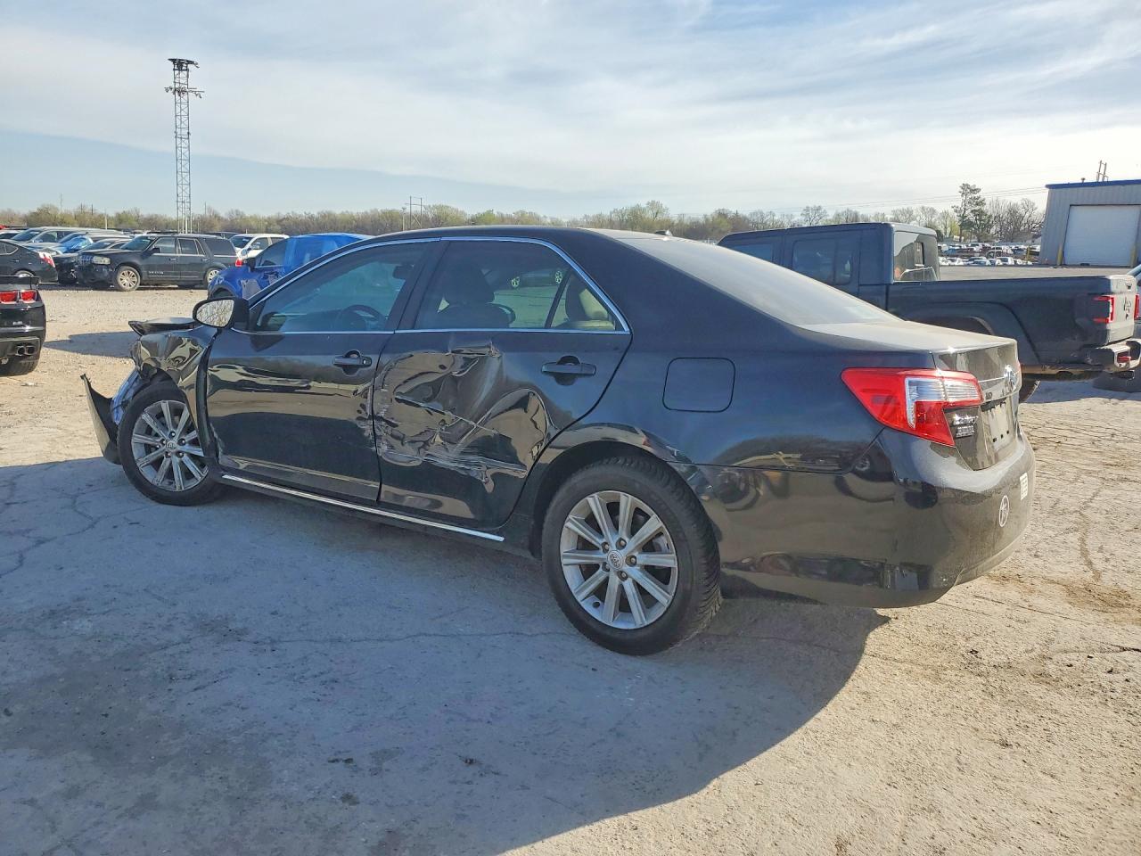 2012 TOYOTA CAMRY XLE photo 3