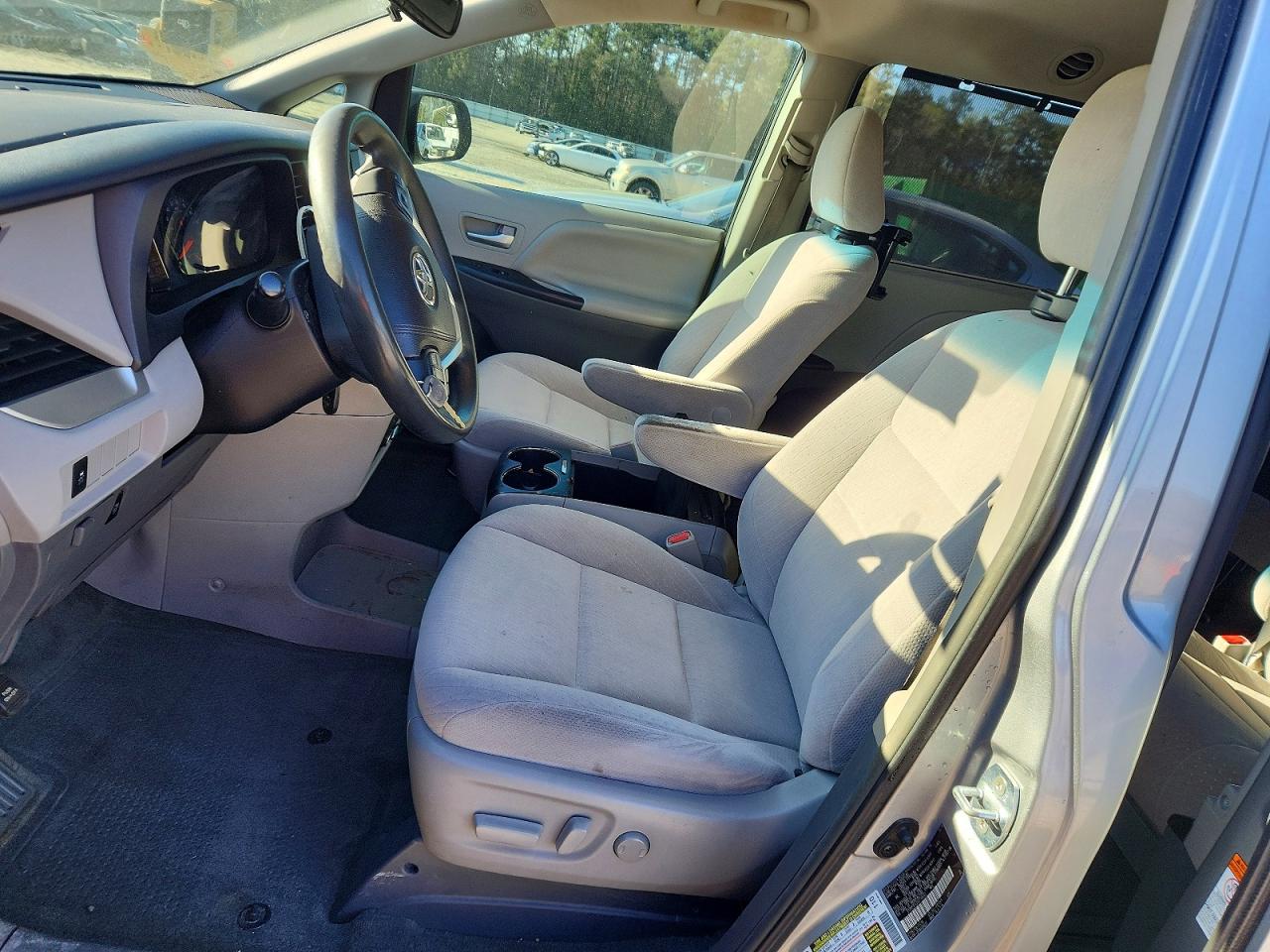 2016 TOYOTA SIENNA LE 8-PASSENGER photo 7