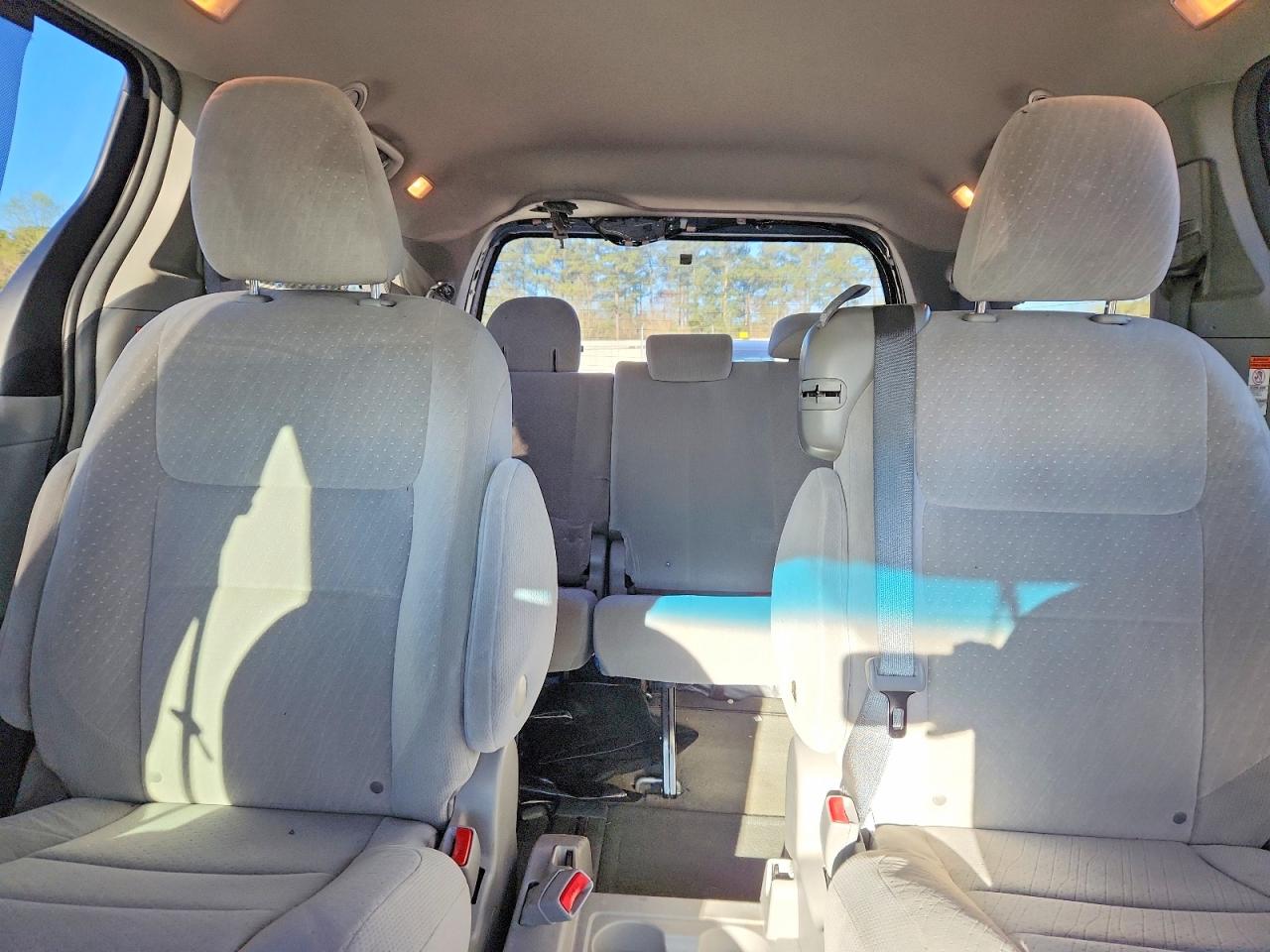 2016 TOYOTA SIENNA LE 8-PASSENGER photo 10