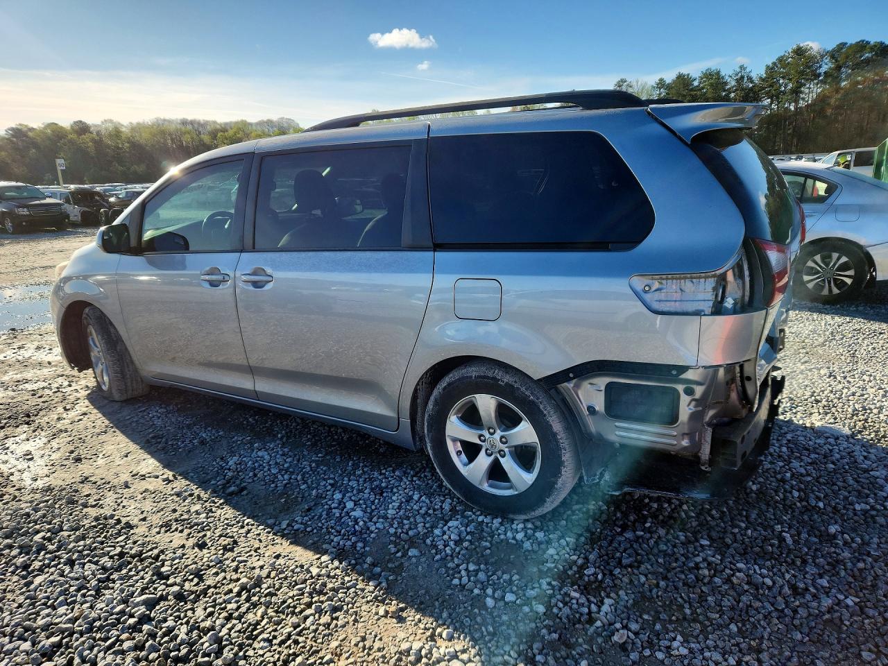 2016 TOYOTA SIENNA LE 8-PASSENGER photo 2