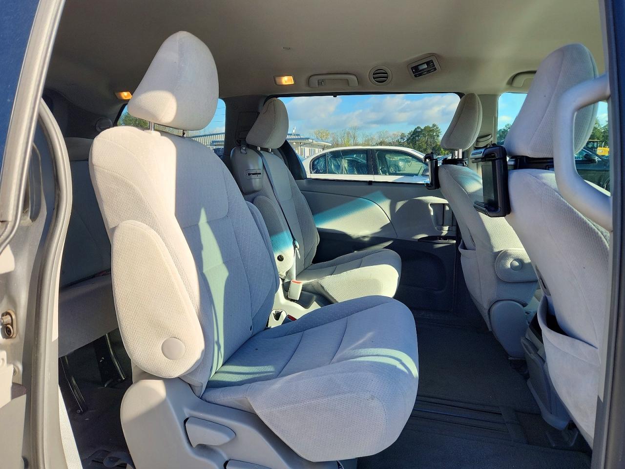 2016 TOYOTA SIENNA LE 8-PASSENGER photo 11
