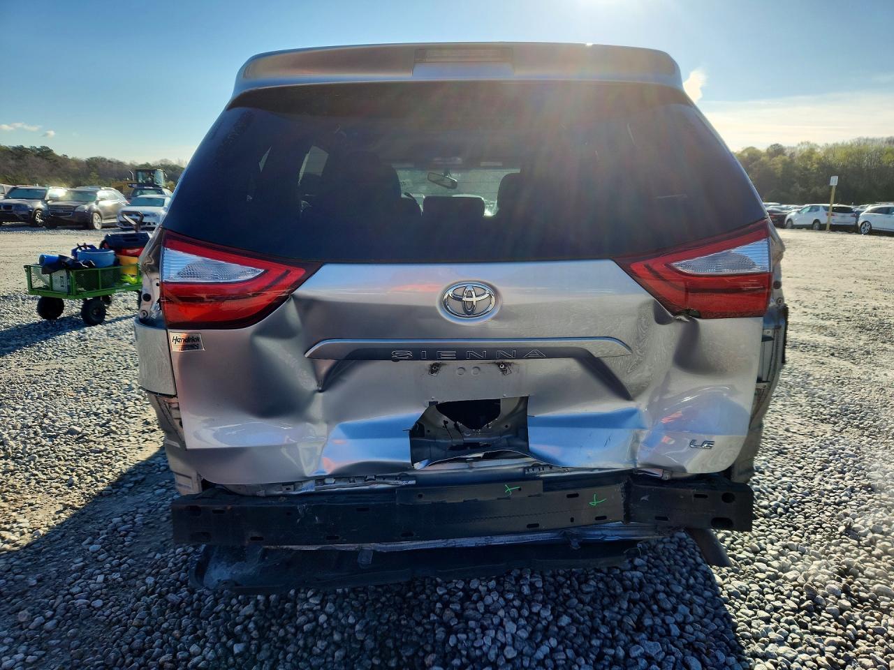 2016 TOYOTA SIENNA LE 8-PASSENGER photo 6