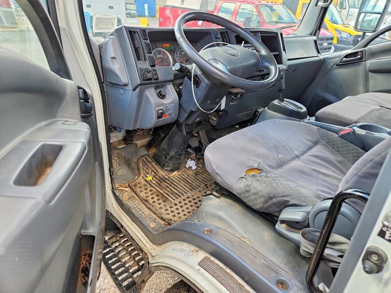 2011 ISUZU NPR photo 15