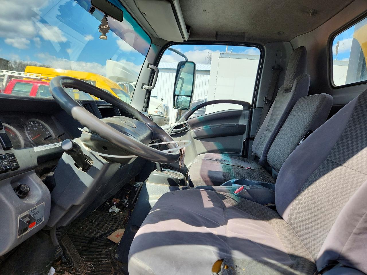 2011 ISUZU NPR photo 13