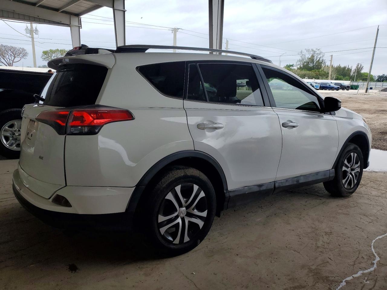 2017 TOYOTA RAV4 LE photo 3