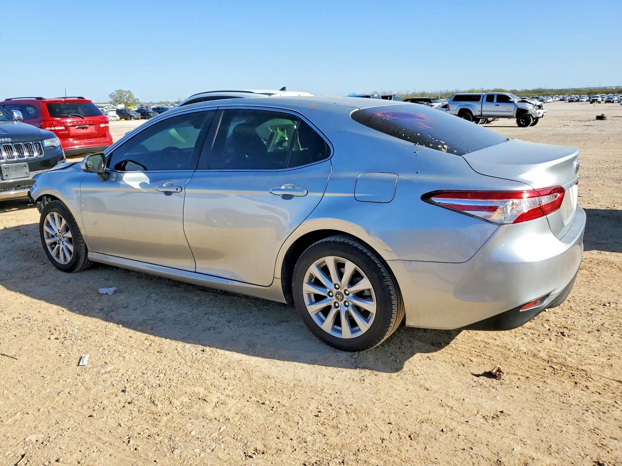 2018 TOYOTA CAMRY LE photo 2