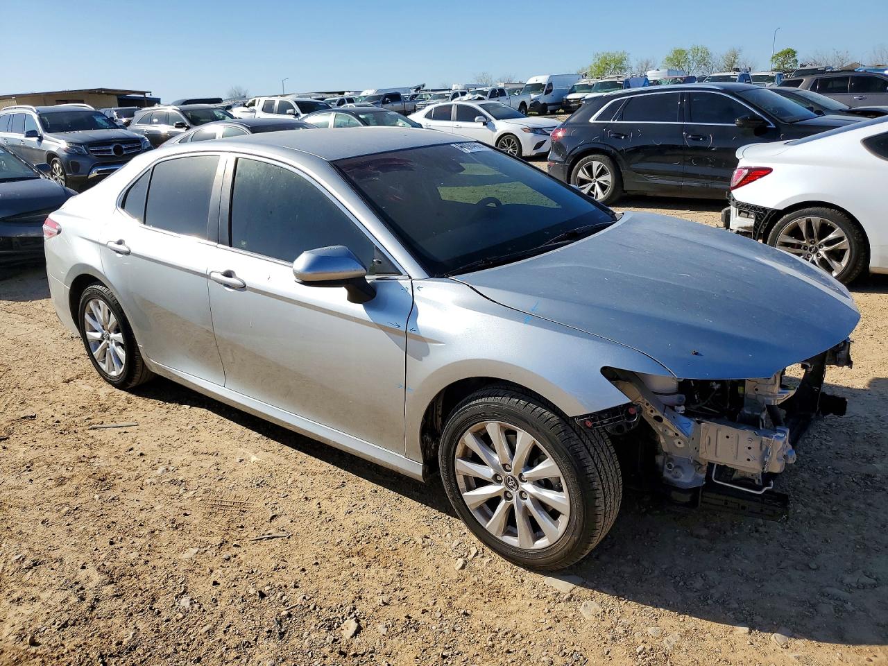 2018 TOYOTA CAMRY LE photo 4