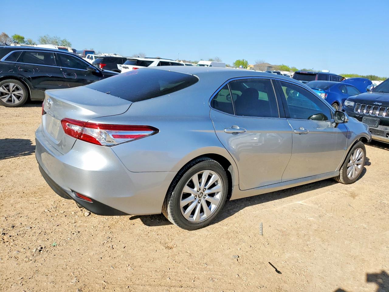 2018 TOYOTA CAMRY LE photo 3