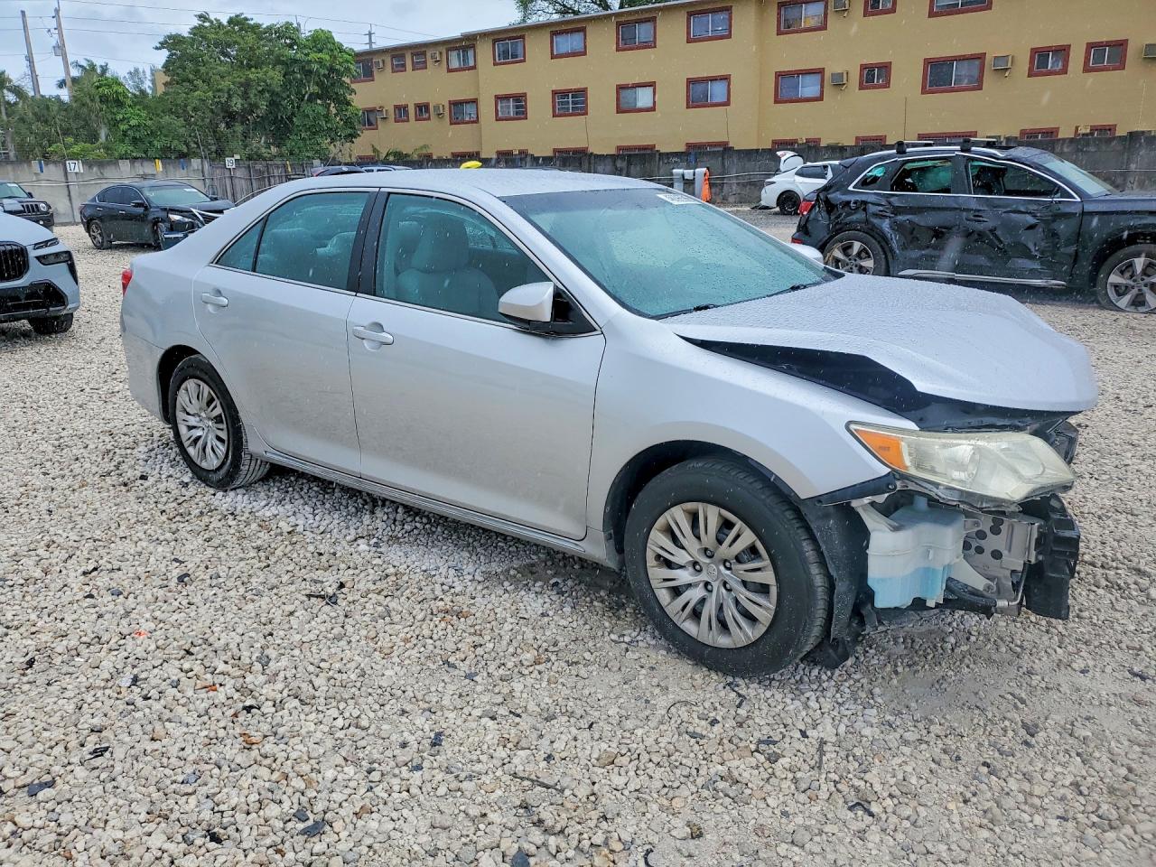 2014 TOYOTA CAMRY LE photo 4